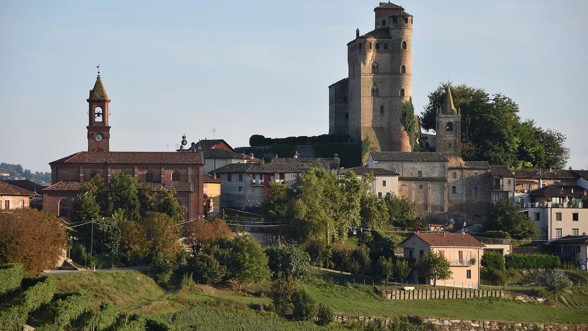 Una casa rosa con il balcone a Serralunga d’Alba, nelle Langhe