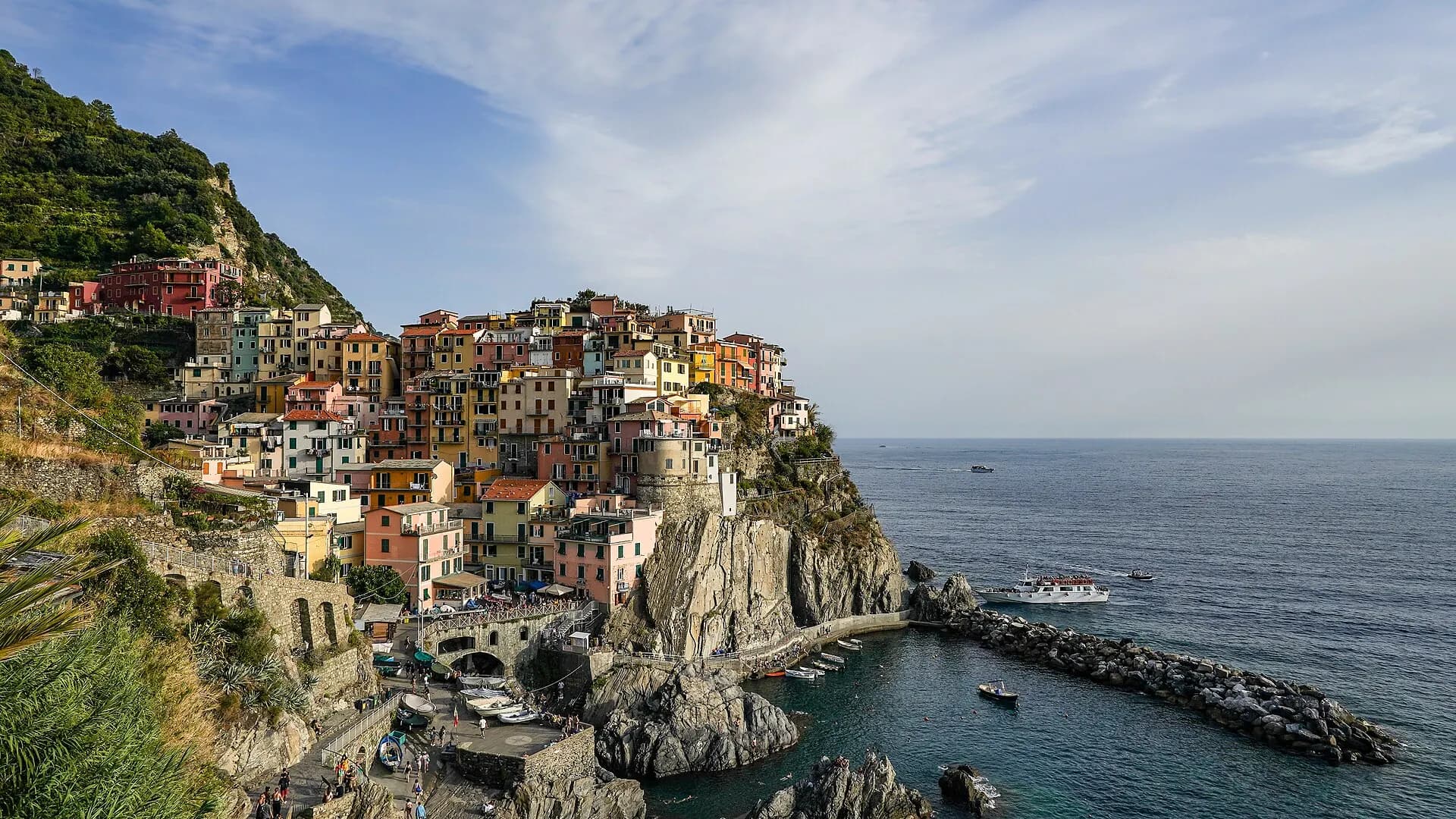Le case colorate di Manarola, alle Cinque Terre, sulla scogliera davanti al mare