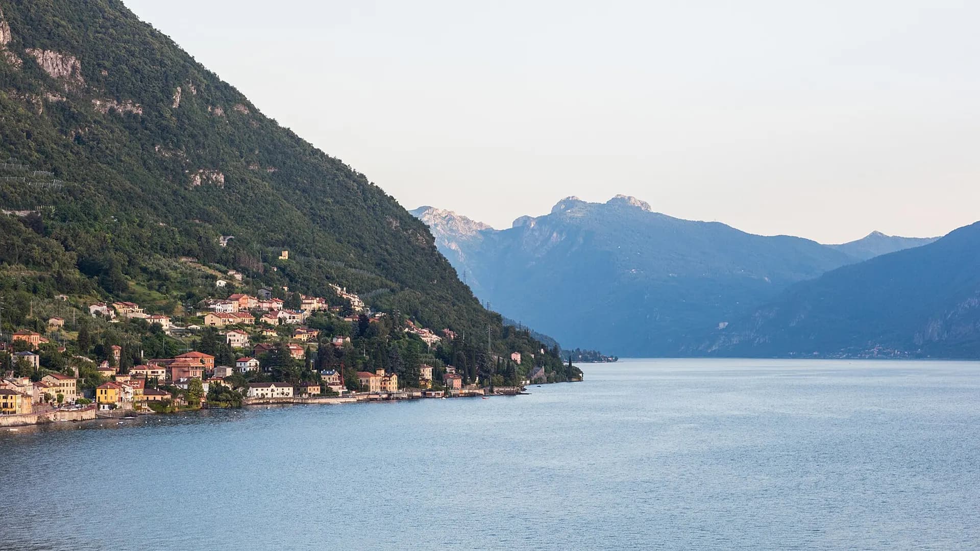 Le case di Varenna sulla riva del lago di Como, al tramonto